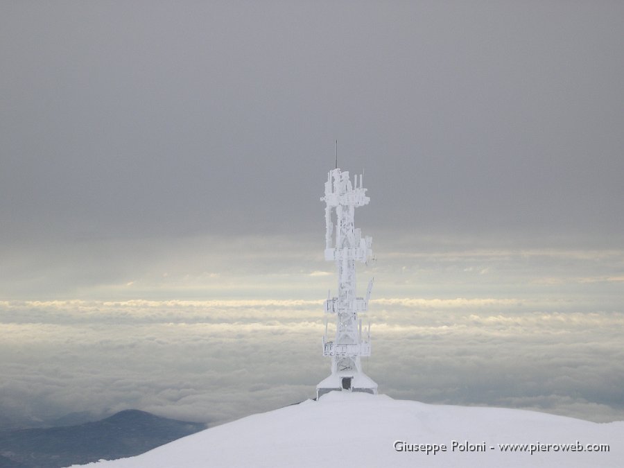 11 Nebbie in basso e neve sul ripetitore .jpg